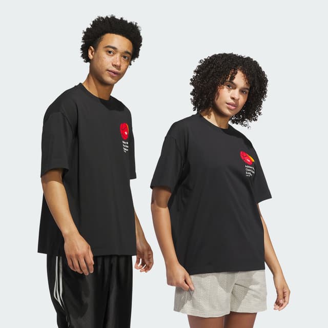 Detalle de Camiseta Adidas World Class en negro