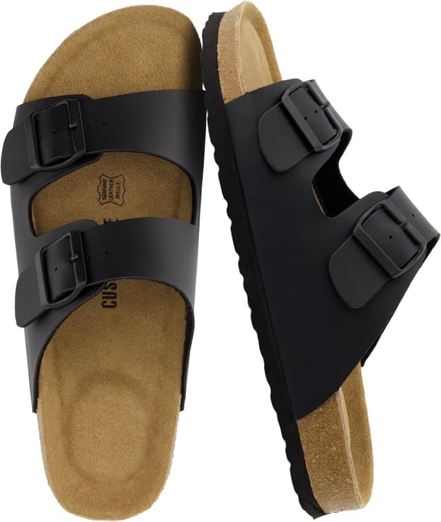 Detalle de CUSHIONAIRE Lane Cork Footbed Men’s Sandals with Adjustable Buckle Comfort Slides