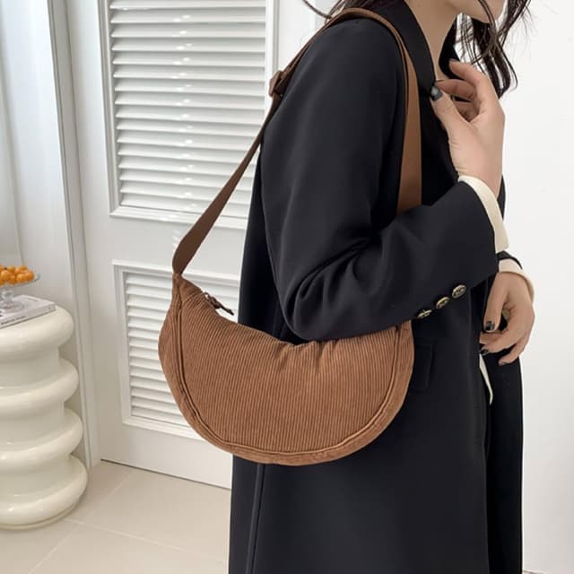 Detalle de Aucuu Borsa a tracolla in nylon a mezzaluna (messenger crossbody) con tracolla regolabile