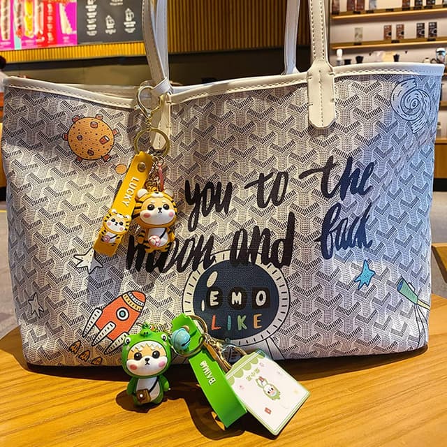 Detalle 2 de Porte-clés femme Shining crown au pendentif Shiba Inu (style fraise) en PVC silicone