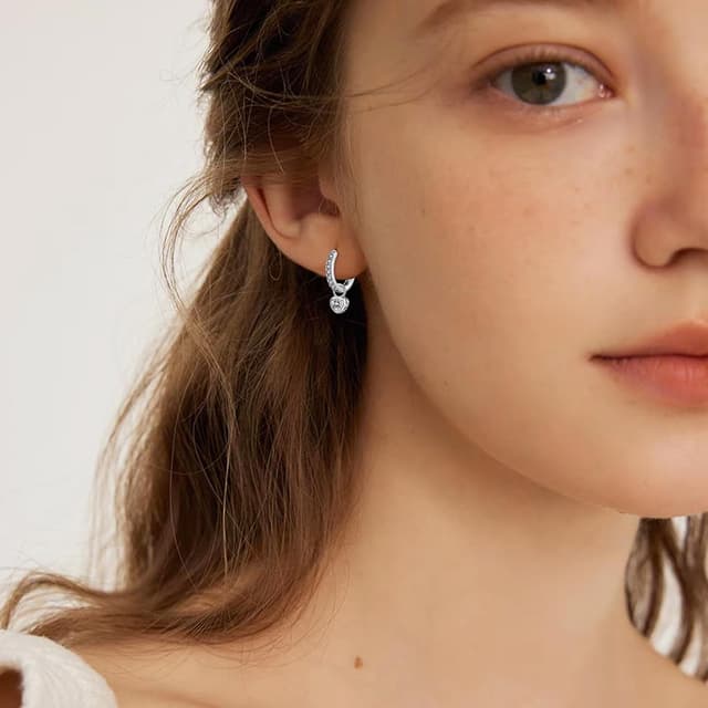 Detalle de Ohrringe Silber 925 Hängende Creolen mit Herz und Zirkonia (14K Weißgold vergoldet) – für Damen & Mädchen