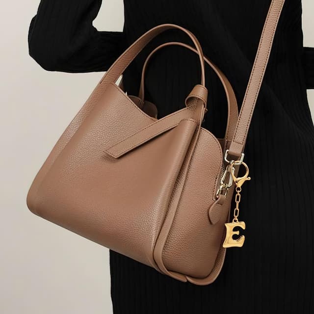 Detalle de LILIE&WHITE Gold Letter “E” Keychain Keyring for Women – stylish bag charm, gift accessory