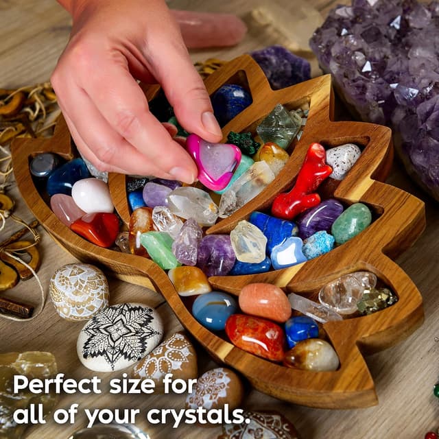 Detalle de Curawood Lotus Crystal Display Tray (28x18cm) – Acacia wood lotus-style crystal and gemstone holder