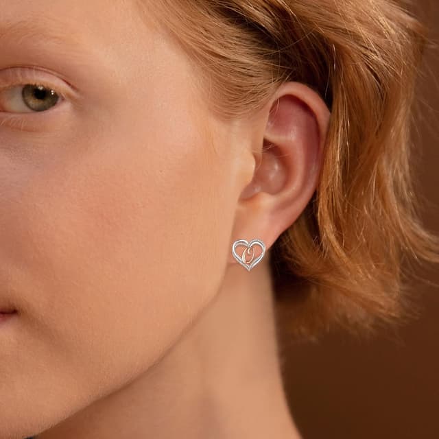 Detalle de INFUSEU Buchstaben-Ohrstecker aus 925 Sterling Silber mit Herz-Design (Initial A–Z)