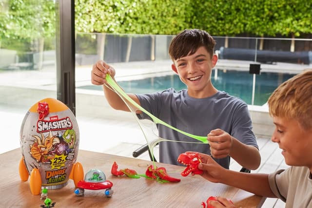 Detalle 2 de ZURU Smashers Dino vs Aliens Medium (T-REX) – aufschlagbares Spielzeug-Ei mit 20+ Überraschungen