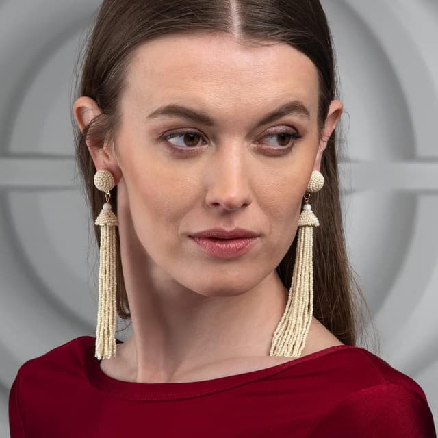 Detalle de Zavana orecchini lunghi boho chic con nappe e perline blu/bianche