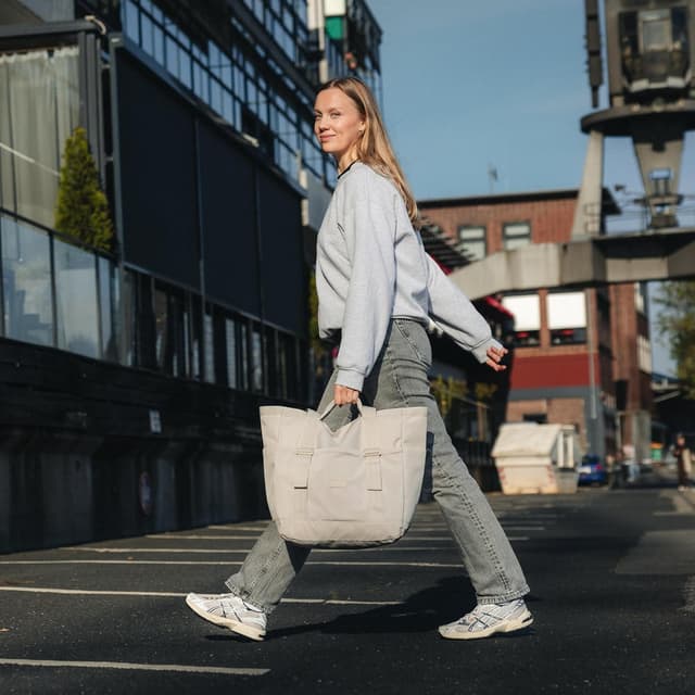 Detalle 2 de LARKSON Smilla Strandtasche – Badetasche/Shopper aus recyceltem PET mit Reißverschluss