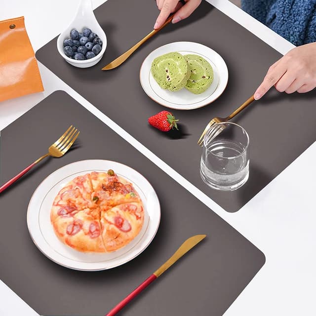 Detalle 2 de HELI MIAO abwischbare Tischsets aus PVC-Lederoptik inkl. Untersetzer (2er-Set), grasgrün & violett