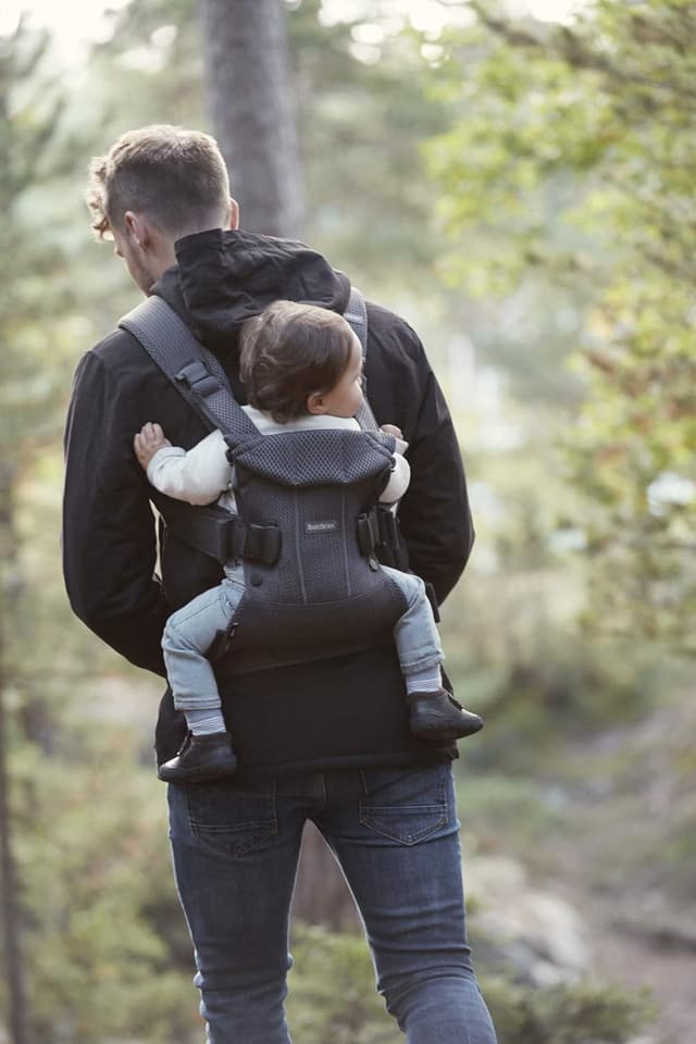 Detalle de BabyBjörn Baby Carrier One Air (3D Mesh) in Anthracite – ergonomic front and back carry