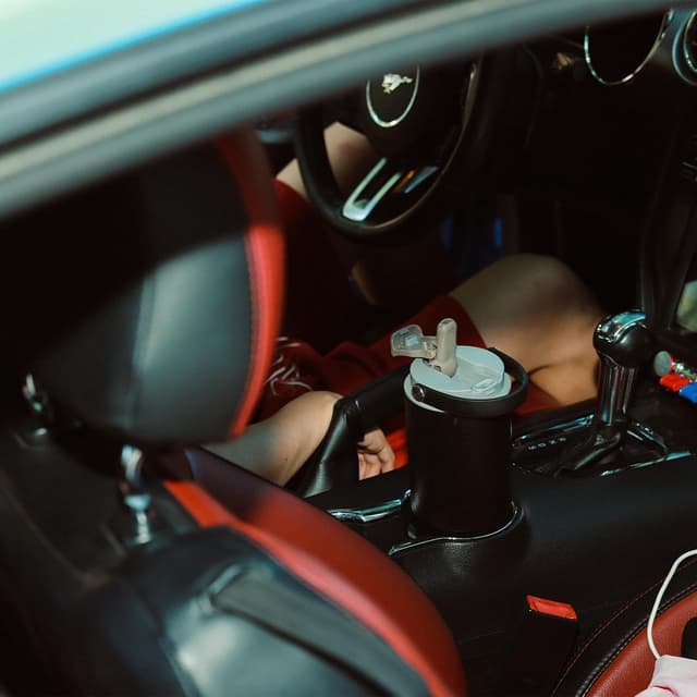 Detalle 2 de BOTTLE BOTTLE Insulated Water Bottle with Straw and Handle (750ml) – Ebony, Leak Proof