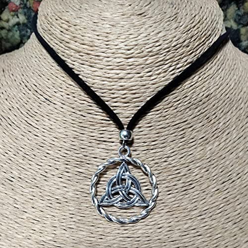 Detalle 2 de Collar Nudo de Bruja WORLD GOBLINS en antelina negra (50 cm) con amuleto de protección y bolsa de yute