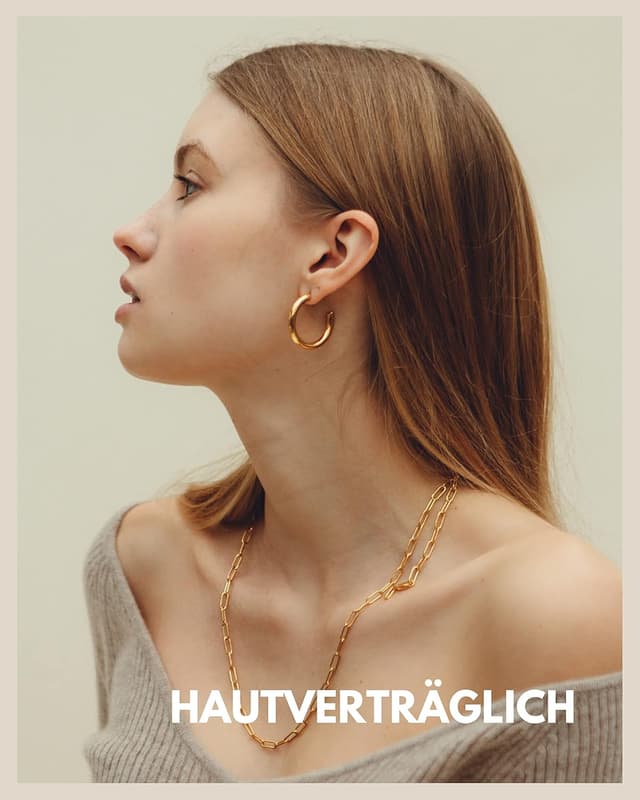 Detalle 2 de Goldene 18-Karat Creolen (28 mm) aus Edelstahl – wasserfest für Damen