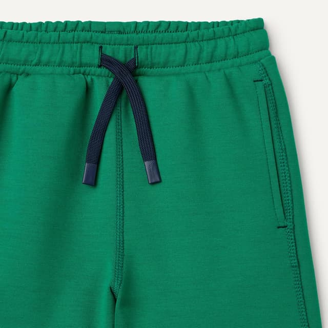 Detalle 2 de Amazon Essentials Active Regular-Fit Sports Shorts for Kids