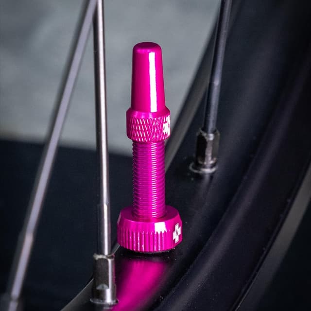 Detalle de Muc-Off Valves Presta Tubeless 44 mm anti-fuite avec outil intégré (paire) – Rose