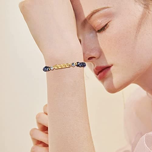 Detalle de BOCHOI pulsera Mamá con cristales de 8 mm y letras “Mamá” en caja regalo