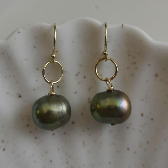 Detalle de Olivgrüne Süßwasser-Zuchtperlen Gold Filled Tropfen Ohrringe – handgefertigte Geschenkidee