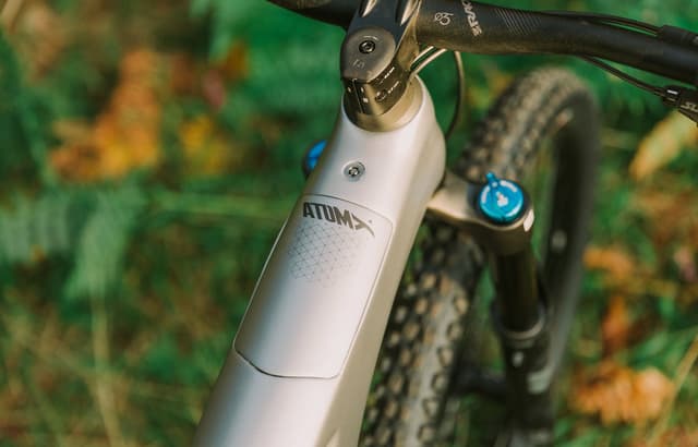 Detalle de BH ATOMX LYNX 9.8 BH Bikes: e-MTB doble suspensión 29" para enduro con cuadro de carbono