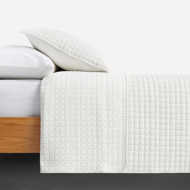 Detalle de Basics El Corte Inglés edredón reversible con textura tipo terciopelo y funda de cojín