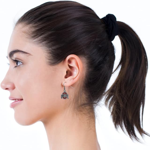 Detalle 1 de NCAA Siskiyou Sports Ohio State Buckeyes Dangle Earrings (Team Color) — Women’s Fan Jewelry