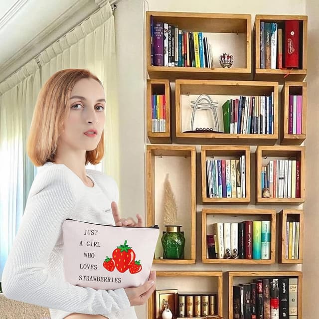 Detalle de LEVLO Funny Strawberry cotton canvas cosmetic bag ("Just A Girl Who Loves Strawberries")