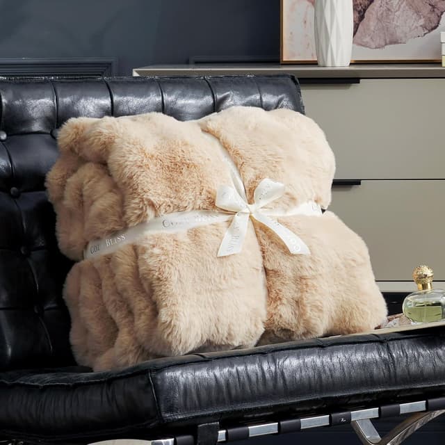 Detalle 2 de Cozy Bliss Bubble Faux Fur Throw 50 x 60