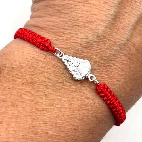 Detalle 2 de Pulsera Virgen del Rocío en plata de ley con macramé rojo MASBARATA (cierre nudo corredero)