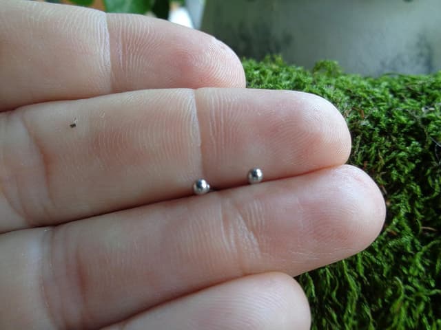 Detalle de SILBER MINI PUNKT STECKER: kleine, zarte Punkt-Ohrstecker in Silberfarben