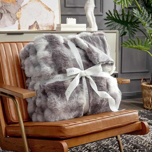 Detalle 1 de Cozy Bliss Faux Fur Throw Blanket 50x60