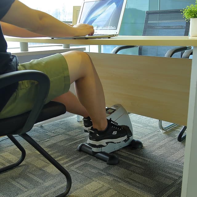 Detalle 2 de AGM Mini Exercise Bike Pedal Sit Down with LCD Display (under-desk bike for legs and arms, non-slip mat included)