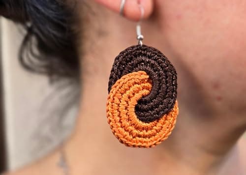 Detalle 2 de Pendientes tejidos a ganchillo NORDESTINA “Ana” (naranja y marrón) con gancho de plata de ley 925