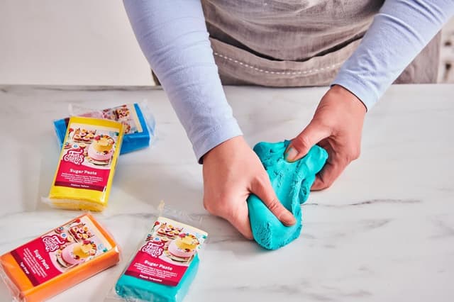 Thumbnail 4 de FunCakes Pasta de Azúcar Marfil 1 kg 🍰 Elegancia y Calidad