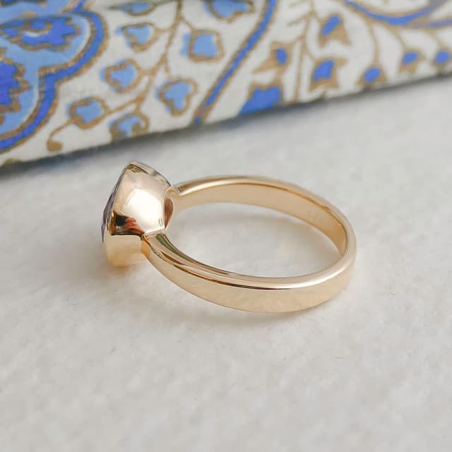 Detalle de Sophia Rose Jewellery Ring mit natürlicher Amethyst-Ovale 8x10 mm, vergoldet (925 Silber) – minimalistisch & handgefertigt