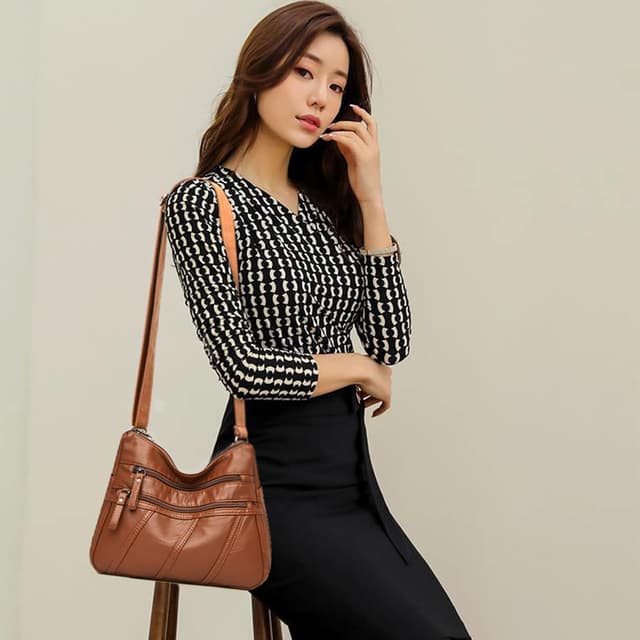 Detalle 2 de Women’s Cross Body Bag in Soft PU Leather with Adjustable Strap and Multi-Pocket Layout