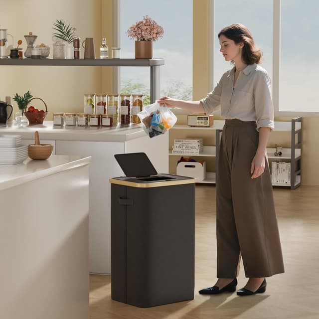 Detalle 2 de DOKRVLOQ Gelber Sack Ständer mit Deckel – stabiler Müllsackhalter für 70L–120L, schwarz