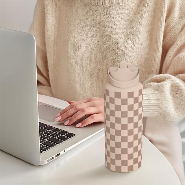 Detalle 2 de Checkerboard Water Bottle 32oz Stainless Steel with Lid & Straw (Beige Checker) — Insulated Sports Bottle