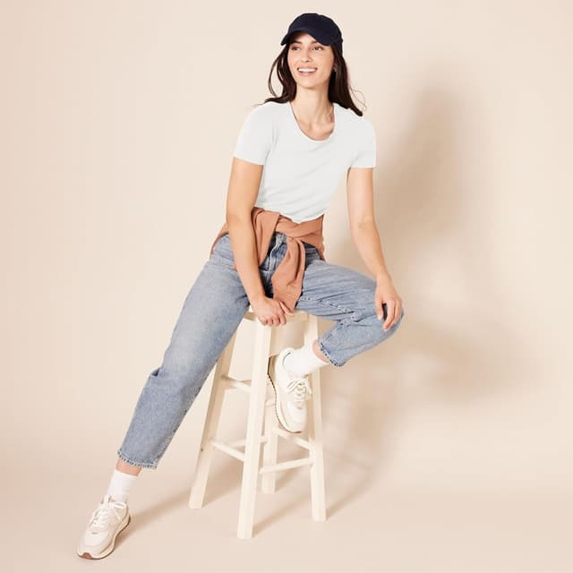 Detalle de T-shirt à manches courtes Amazon Essentials pour femme – coupe standard, col en V (packs multiples)