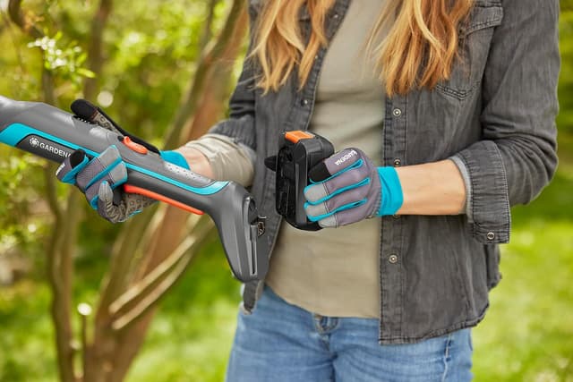 Detalle 2 de GARDENA EasyCut P4A 18 V Li-Ion tagliasiepi/rami a batteria con batteria 2,0 Ah e lama per rami fino a Ø 28 mm