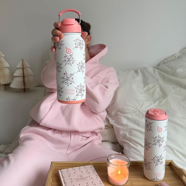 Detalle 2 de BOTTLE BOTTLE Edelstahl Trinkflasche 1 l mit Strohhalm und Pillenfach – auslaufsichere Isolierflasche für Sport & Fitnessstudio