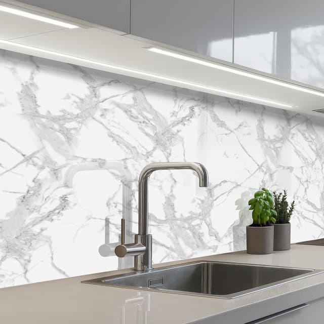 Detalle de KitchenYeah© Spritzschutz Küche 60x150 cm – selbstklebende Küchenrückwand im Marmor-Look, grau mit Adern