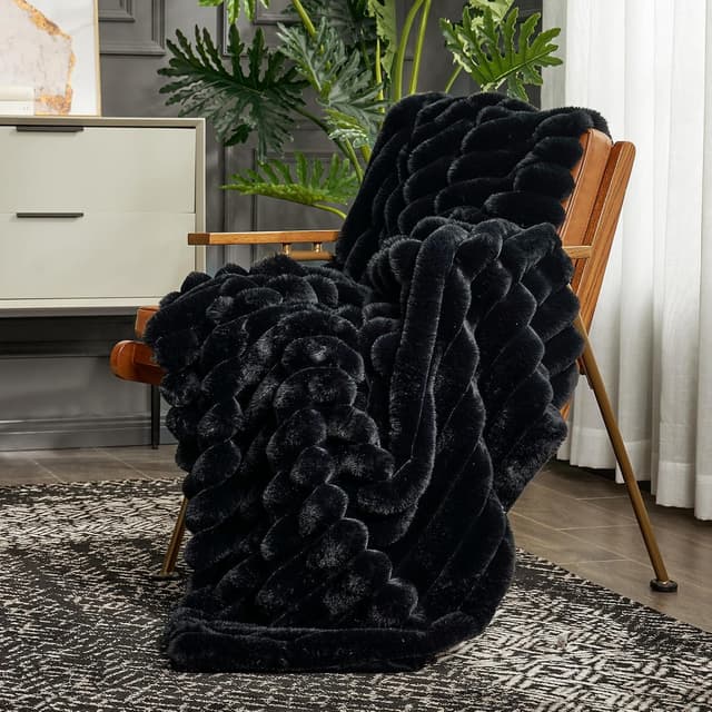 Detalle 2 de Cozy Bliss Faux Fur Throw Blanket 60ร80 in ๐