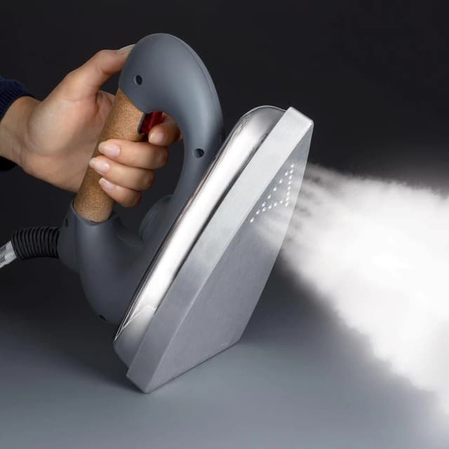 Detalle 1 de Polti Vaporella 505 Pro: centro de planchado a vapor con caldera y tapón de seguridad