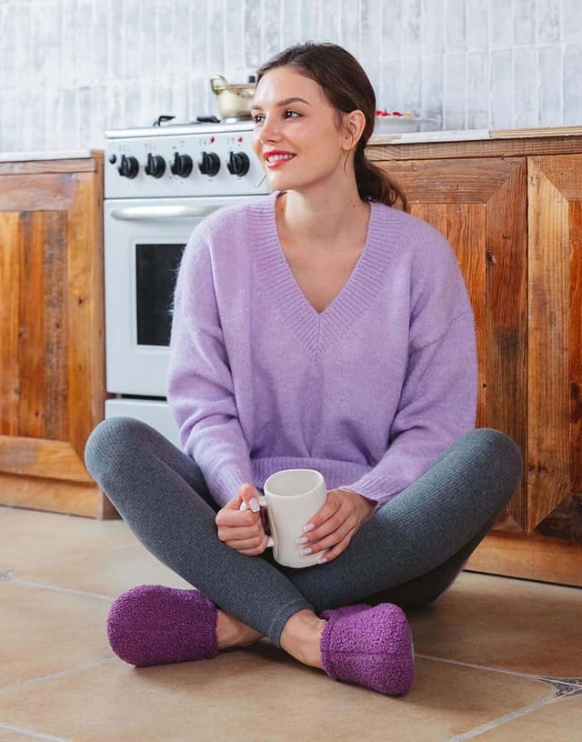 Detalle 2 de VeraCosy women’s fuzzy slippers with memory foam and non-slip rubber sole