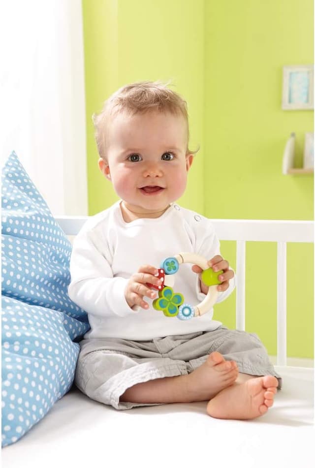 Detalle 2 de HABA Greifling 2631 Glücksbringer – Kleinkindspielzeug zum Greifen & Klingeln