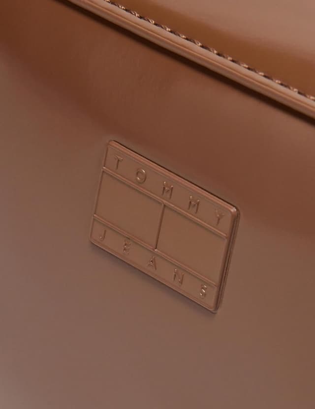 Detalle de Tommy Jeans Damen Crossbody Bag Tasche mit glänzendem Must-Design „Camera“