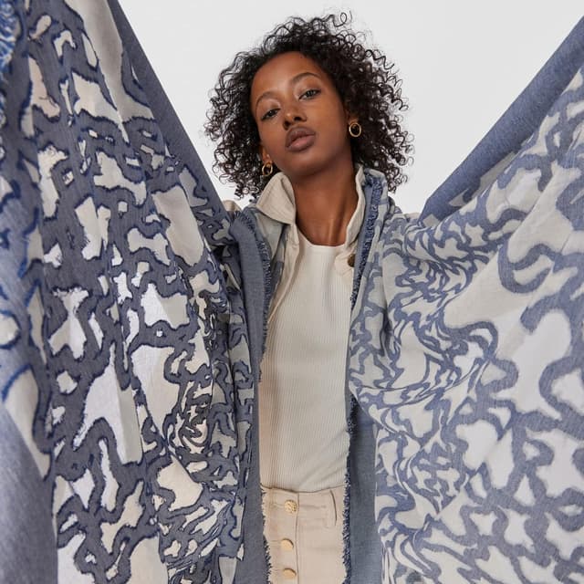 Detalle 2 de TOUS Foulard Kaos color jeans 🧣