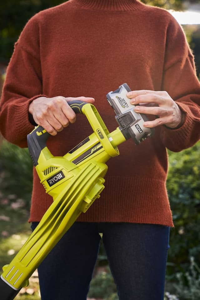 Detalle de Ryobi OBL1820S cordless blower 245 km/h