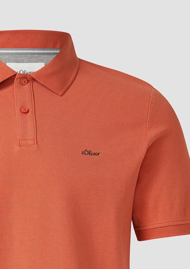 Detalle de s.Oliver Poloshirt mit kleinem Label-Print – klassisches Polo für Alltag und Büro
