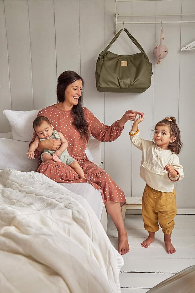 Detalle de LÄSSIG Baby Zwillingswickeltasche Green Label Twin Bag Triangle olive – inkl. Wickelzubehör