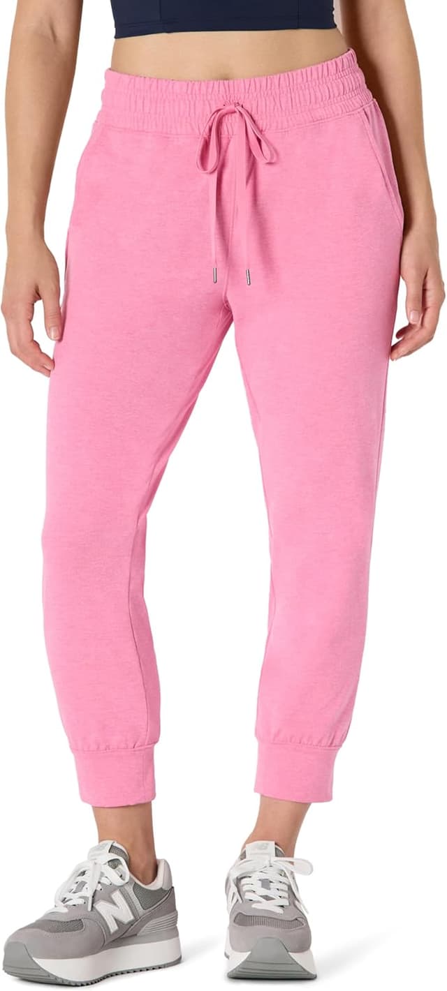 Detalle de Amazon Essentials Women's Athletic Soft Performance Cropped Capri Joggers