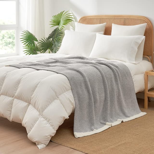 Detalle de Snuggle Sac Buttery Grey Reversible Throw Blanket (50" x 60")